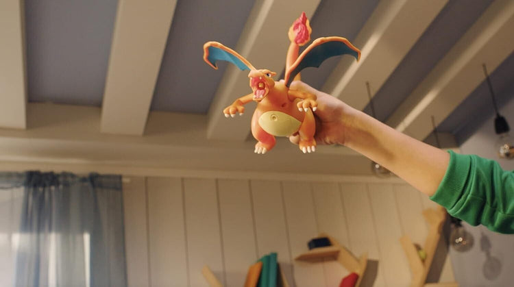 Pokémon PKW2731 Deluxe Feature Includes 6 Interactive Charizard Plus 2-inch