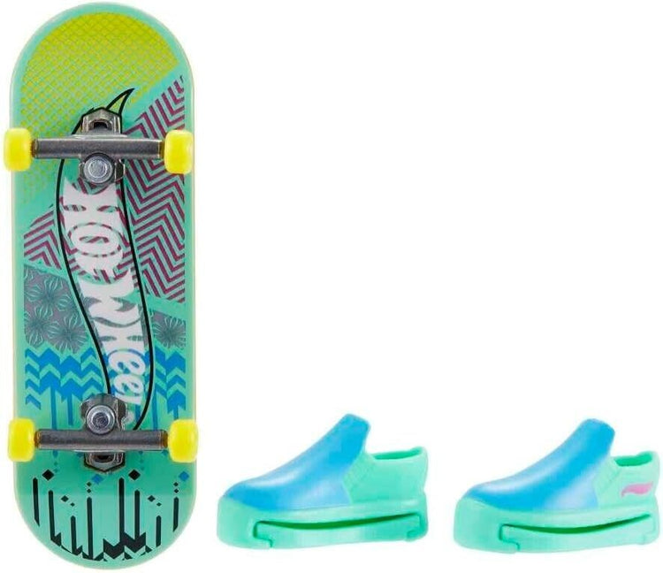 Mattel HGT46 Hot Wheels Mini Skateboard Includes Shoes. Assorted Models, Multico
