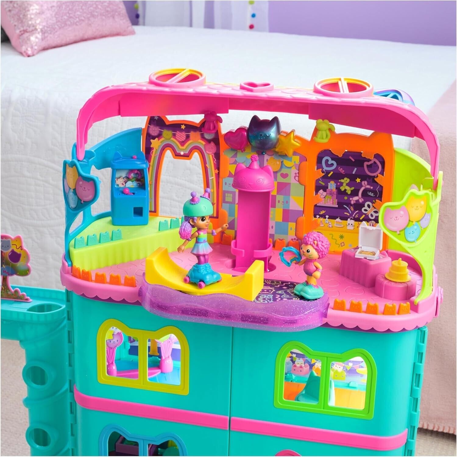 Gabby’s Dollhouse, Party Room Playset with Exclusive Toy Figures, Doll’s House F